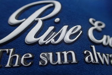 El polo grabó en relieve remiendos transparentes de 0.7m m TPU