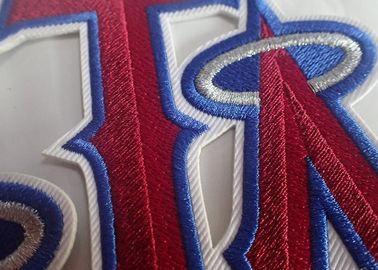 La materia textil cose en remiendos bordados de encargo tejidos de la ropa