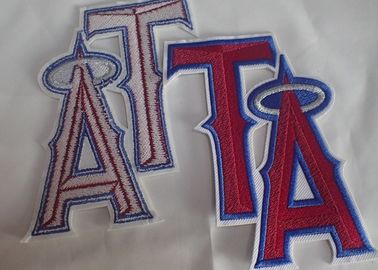 La materia textil cose en remiendos bordados de encargo tejidos de la ropa