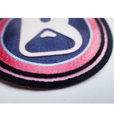 3D que se reúne el hierro de encargo de la insignia/para coser en los remiendos del paño para el logotipo grabado en relieve remiendo de la ropa