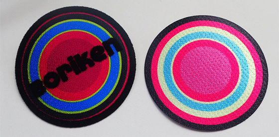 3D que se reúne el hierro de encargo de la insignia/para coser en los remiendos del paño para el logotipo grabado en relieve remiendo de la ropa