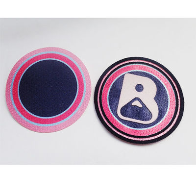 3D que se reúne el hierro de encargo de la insignia/para coser en los remiendos del paño para el logotipo grabado en relieve remiendo de la ropa