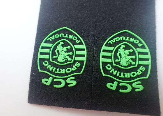 Grabado en relieve sentido de apoyo de los remiendos de encargo de goma de la ropa de la inyección
