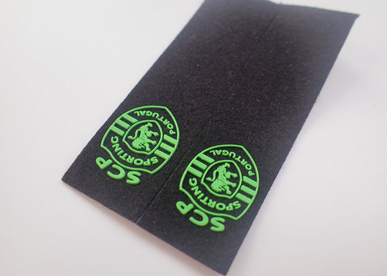 Grabado en relieve sentido de apoyo de los remiendos de encargo de goma de la ropa de la inyección