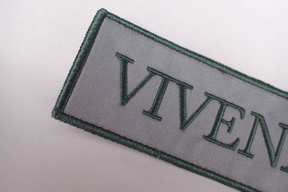 El fabricante Logo Embroidered Badge Applique Flower de encargo remienda para la ropa