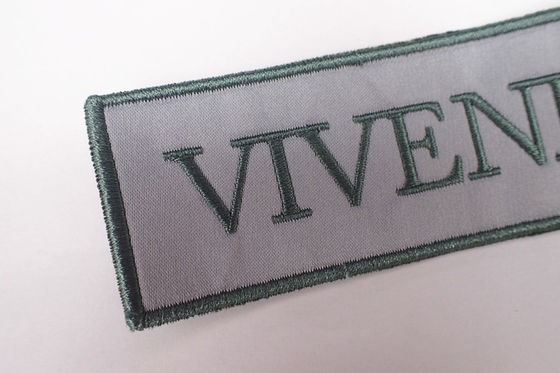 El fabricante Logo Embroidered Badge Applique Flower de encargo remienda para la ropa