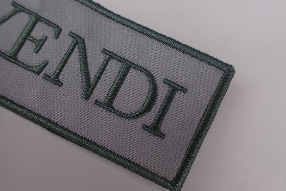 El fabricante Logo Embroidered Badge Applique Flower de encargo remienda para la ropa