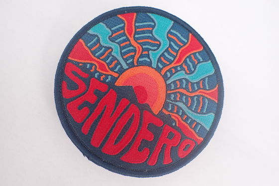 Hierro de encargo del bordado de la insignia de la prensa del calor en el Applique del remiendo para la ropa