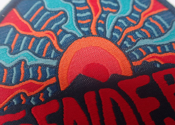 Hierro de encargo del bordado de la insignia de la prensa del calor en el Applique del remiendo para la ropa