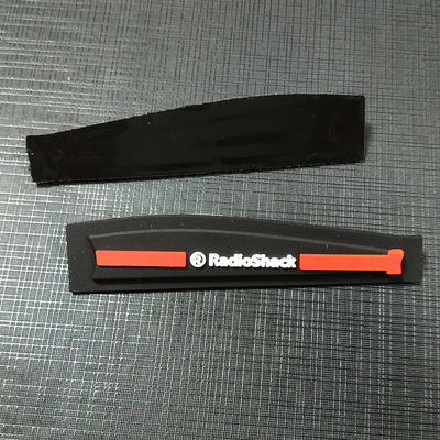 Cree la ropa de la camiseta para requisitos particulares 3D Logo Plastic Silicone Badge For de las etiquetas de la ropa