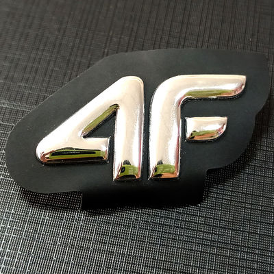 La impresión de soldadura cose en las insignias reflexivas grabadas en relieve de 3D que planchan TPU para la ropa