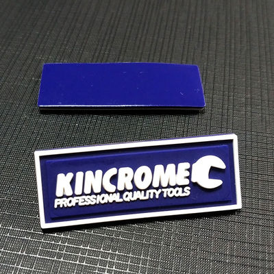 3D grabó en relieve las etiquetas suaves de la ropa del PVC que cosían la camiseta Logo Design de la ropa de los remiendos