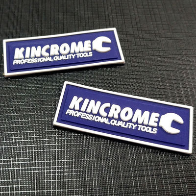 3D grabó en relieve las etiquetas suaves de la ropa del PVC que cosían la camiseta Logo Design de la ropa de los remiendos