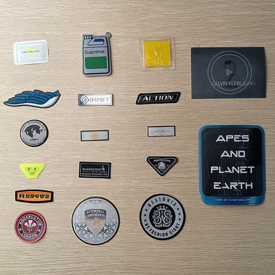 El hierro en las insignias 3D grabó en relieve la marca Logo Soft que TPU remienda para la ropa
