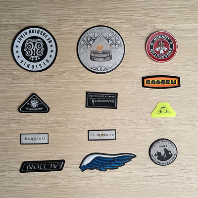 El de alta frecuencia grabó en relieve insignias suaves de TPU remienda el logotipo translúcido del nombre del arco iris