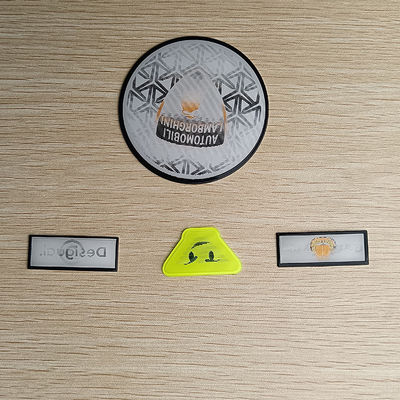 El hierro en la ropa de deportes de las insignias del diseño TPU remienda con el logotipo grabado en relieve del fútbol del fútbol 3D