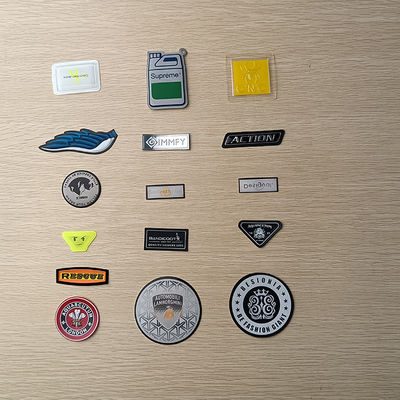 las insignias gruesas del logotipo TPU del nombre de 3m m 3D Debossed remiendan las etiquetas para los bolsos