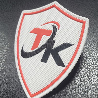 Transferencia termal de goma suave grabada en relieve impresa de encargo del remiendo 3D Tpu para el logotipo del paño
