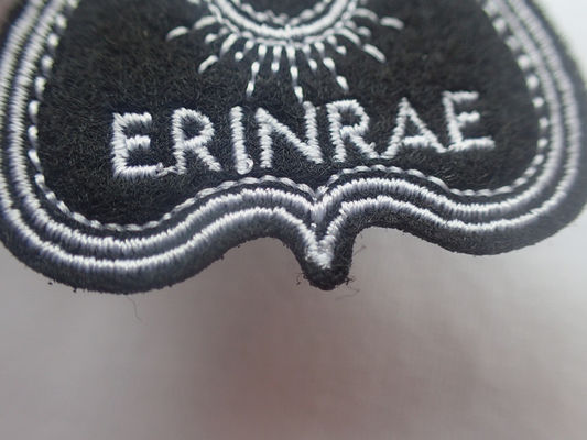 Las espadas negras que el corazón bordó el hierro de la felpilla en el apoyo cosen en remiendo del paño