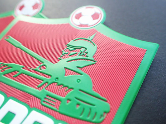 el logotipo TPU de los deportes del fútbol 3D grabó en relieve los remiendos para la ropa al aire libre
