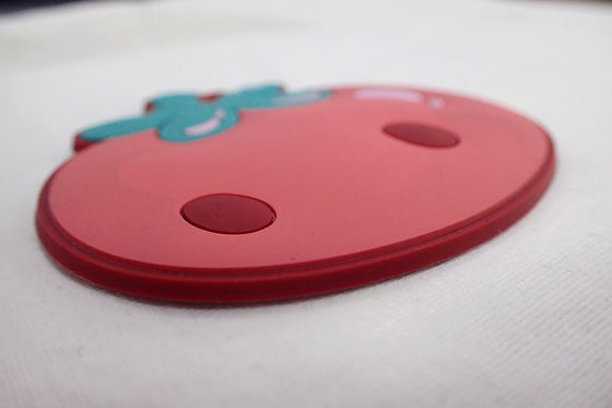 El PVC de goma modificado para requisitos particulares de 3D Logo Label grabó en relieve remiendos de goma grabados