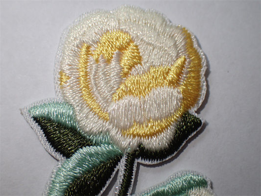 Las flores de encargo bordadas cosen o planchan en el remiendo para el Applique de la ropa