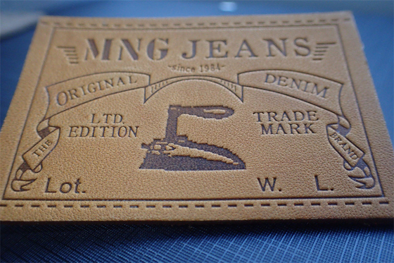 Las etiquetas amistosas de la parche de cuero de los vaqueros de Eco grabaron en relieve a Logo For Uniform