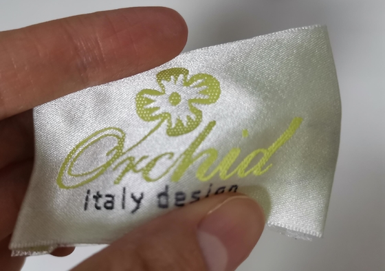 Etiquetas tejidas de alta densidad de encargo que doblan etiquetas tejidas ropa