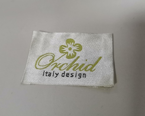 Etiquetas tejidas de alta densidad de encargo que doblan etiquetas tejidas ropa