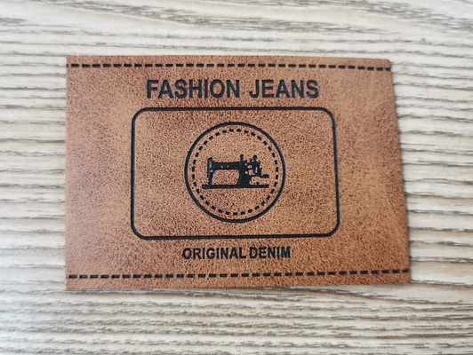 El color de encargo grabado en relieve de las parches de cuero de la PU del logotipo cose en la ropa