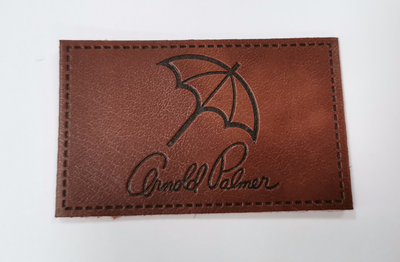 La ropa modificada para requisitos particulares de las parches de cuero de la PU del diseño etiqueta el logotipo grabado en relieve
