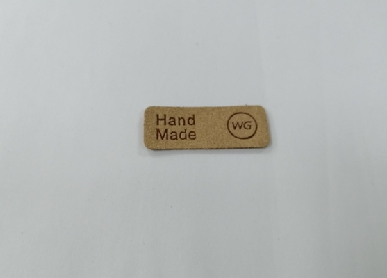Las etiquetas lavables grabadas en relieve de las parches de cuero de la PU de Logo Microfiber cosen en la ropa