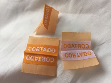 Las etiquetas impresas tejidas aguja para los polos, centro doblado personalizaron etiquetas que hacían punto
