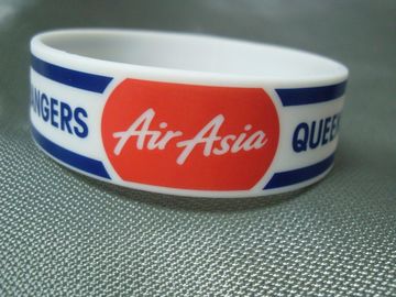 Los sorteos promocionales de los artículos de la feria profesional grabaron en relieve la pulsera de la pulsera del silicón