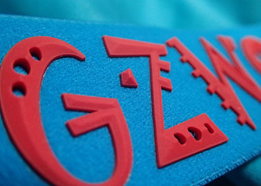 Cinta elástico del logotipo de encargo y del silicón antideslizante para la chaqueta de la capa de la ropa