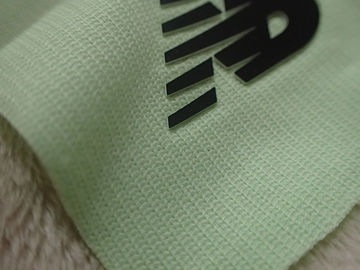 Dos etiquetas de la ropa de la transferencia de calor del silicio del color de las capas con la sensación de la mano suave para la ropa al aire libre