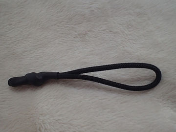 Tirador negro de la cremallera con el cordón de nylon con la conclusión de goma para la ropa, bolso