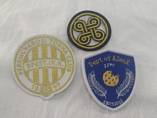 Diseño de logotipo exquisito personalizado con bordado completo en tejido