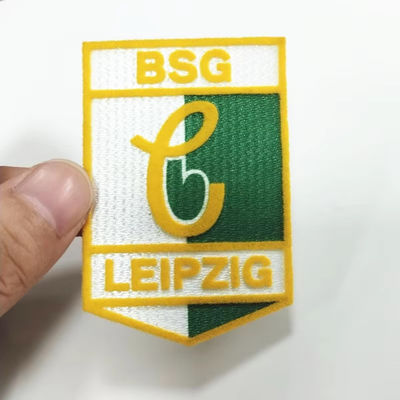 Venta al por mayor Prensa térmica personalizada Flocking Etiqueta blanca planchar Vinilo Club Parche bordado