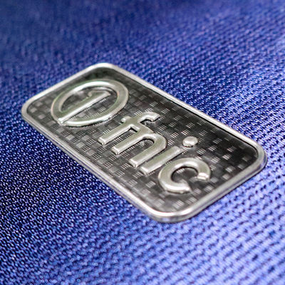 Logotipo de transferencia de calor de metal Tpu negro de plata 3D personalizado para prendas de vestir de alta calidad