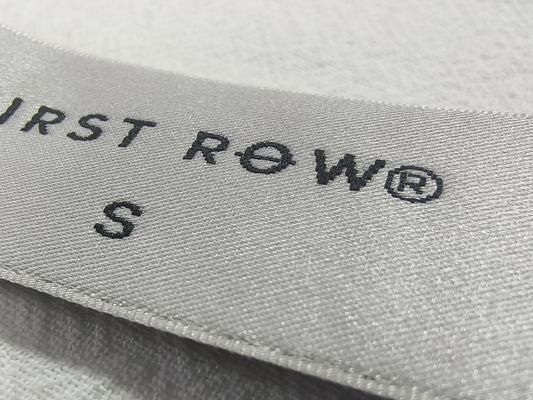 Etiquetas de tela tejida lavables personalizadas para coser en el cuello, etiquetas de costura, bordes cortados con láser, parches suaves para bolsos y ropa