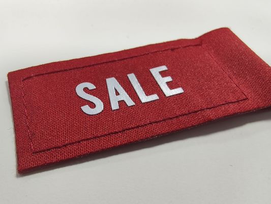 Etiquetas de venta de tinta personalizadas Parches de ropa Impresión de pantalla Logotipo etiqueta tejida