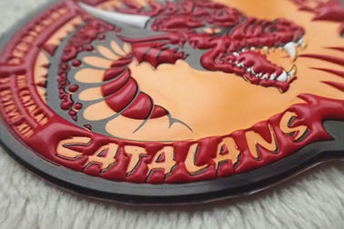 Remiendos coloridos de encargo del PVC, grabados en relieve y logotipo de la ropa de la impresión de la pantalla