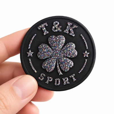 Insignias deportivas personalizadas de PVC con purpurina y detalles en relieve para chaquetas, bolsos y ropa de equipo