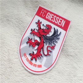 Hierro moderno de la ropa en la impresión de la felpa del logotipo del dragón de la forma del escudo de los remiendos que se reúne para la decoración de la ropa
