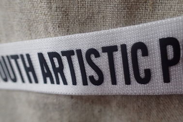 Logotipo blanco 3D de las etiquetas engomadas del etiqueta de la impresión de la pantalla del silicón de la cinta/de seda de la pantalla