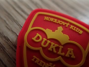 Los remiendos de goma lavables hechos a mano del logotipo cosen - en el estilo no tóxico