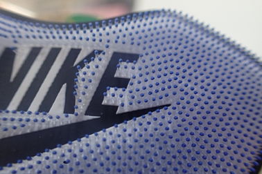 3D durable grabó en relieve la ropa de deportes resistente a las radiaciones ultravioleta del polo de los puntos de la goma de silicona de los remiendos