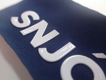 Etiquetas de encargo de la ropa de la transferencia de calor del silicio del logotipo para los equipajes
