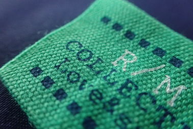 Etiquetas tejidas aduana de la impresión de la pantalla del rectángulo para la ropa, sombreros